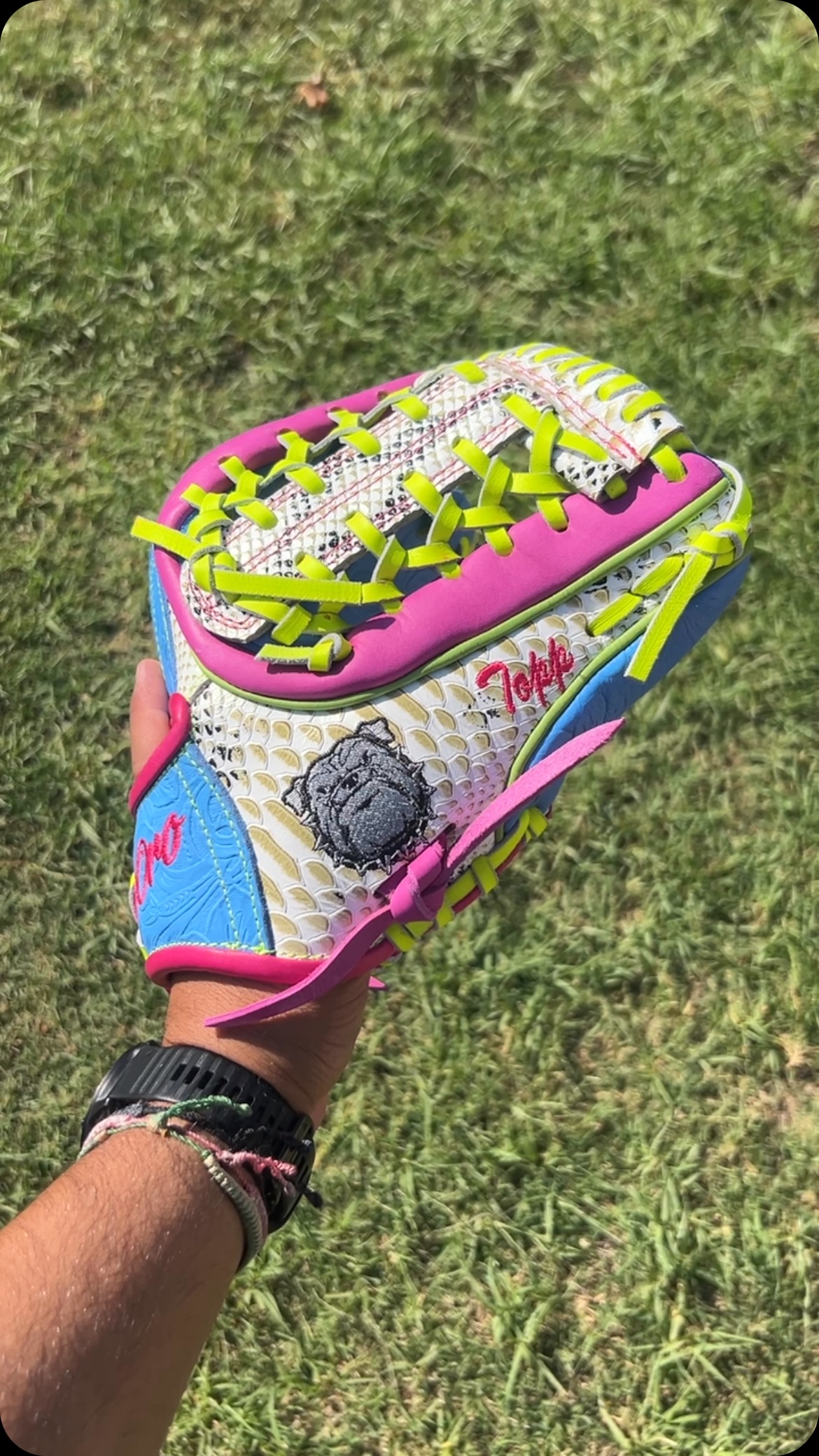 That Viper! 🔥 Customize yours! 

#BaseballGloves #SoftballGloves #Gloves #CustomGloves #ProGloves #CustomProGloves #ProCustomGloves #CustomBaseballGloves #IceCreamCustom #CustomSoftballGloves #PersonalizedGloves #PersonalizedBaseballGloves #DeOro #DeOroSports #Sports #Baseball #Softball #Fundraisers #Raffles