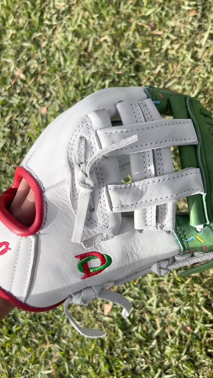 Viva 🇲🇽 ! 🔥 Customize yours! 
#BaseballGloves #SoftballGloves #Gloves #CustomGloves #ProGloves #CustomProGloves #ProCustomGloves #CustomBaseballGloves #IceCreamCustom #CustomSoftballGloves #PersonalizedGloves #PersonalizedBaseballGloves #DeOro #DeOroSports #Sports #Baseball #Softball #Fundraisers #Raffles