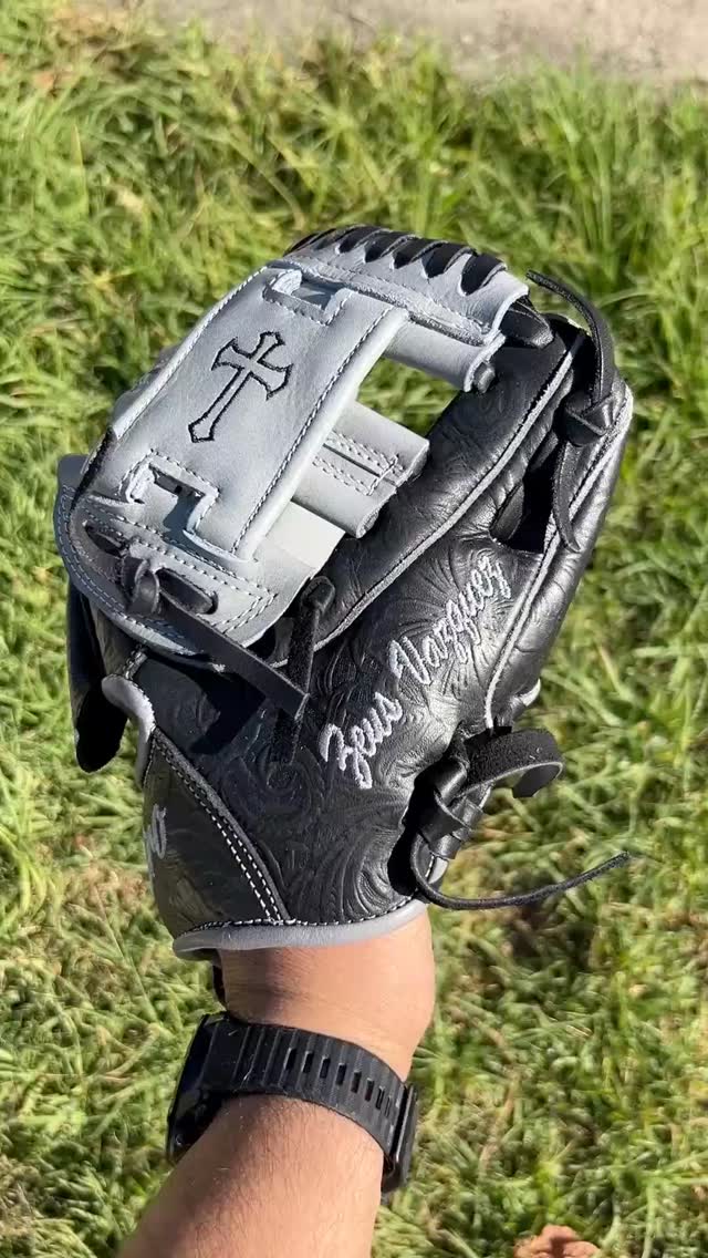 Built for the moment. Customs that carry more than style — they carry story. 🧤Visit us now at deorosports.com#customgloves #custom #deorosports #baseball #baseballgloves #softball #softballgloves #mlb #gloves #fyp #trending #viral #foryou