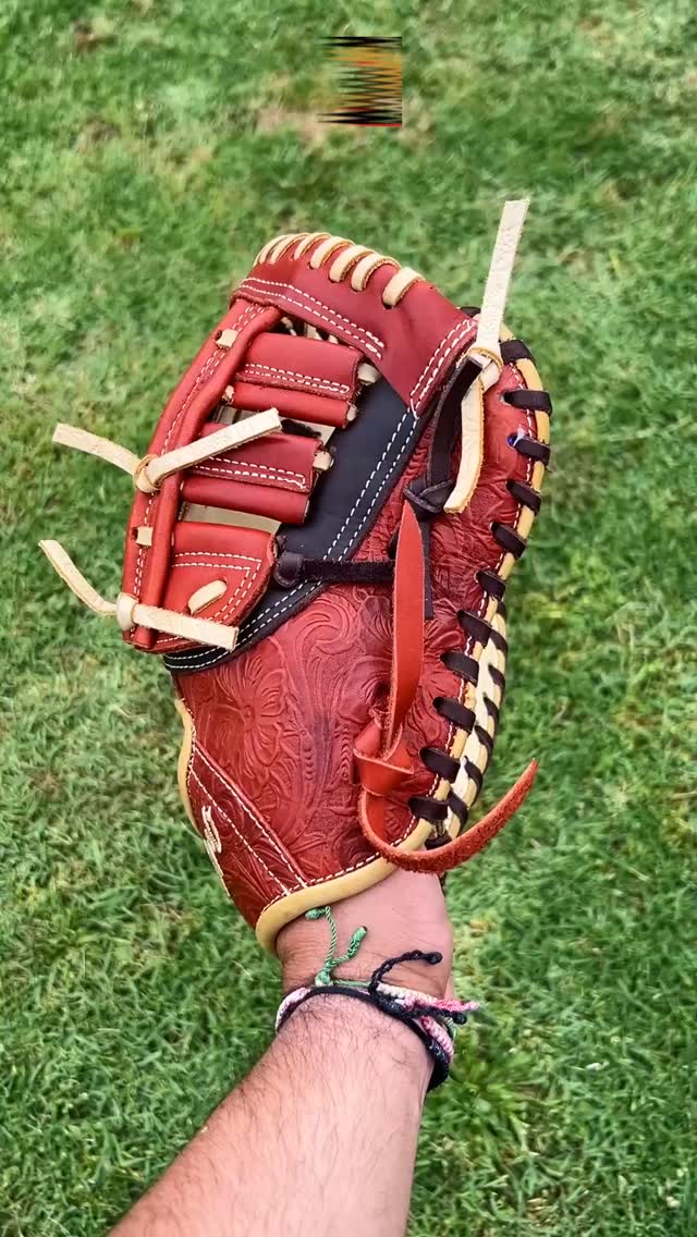 Oh this floral textured glove!#deorosports #customgloves #baseball #softball #fyp