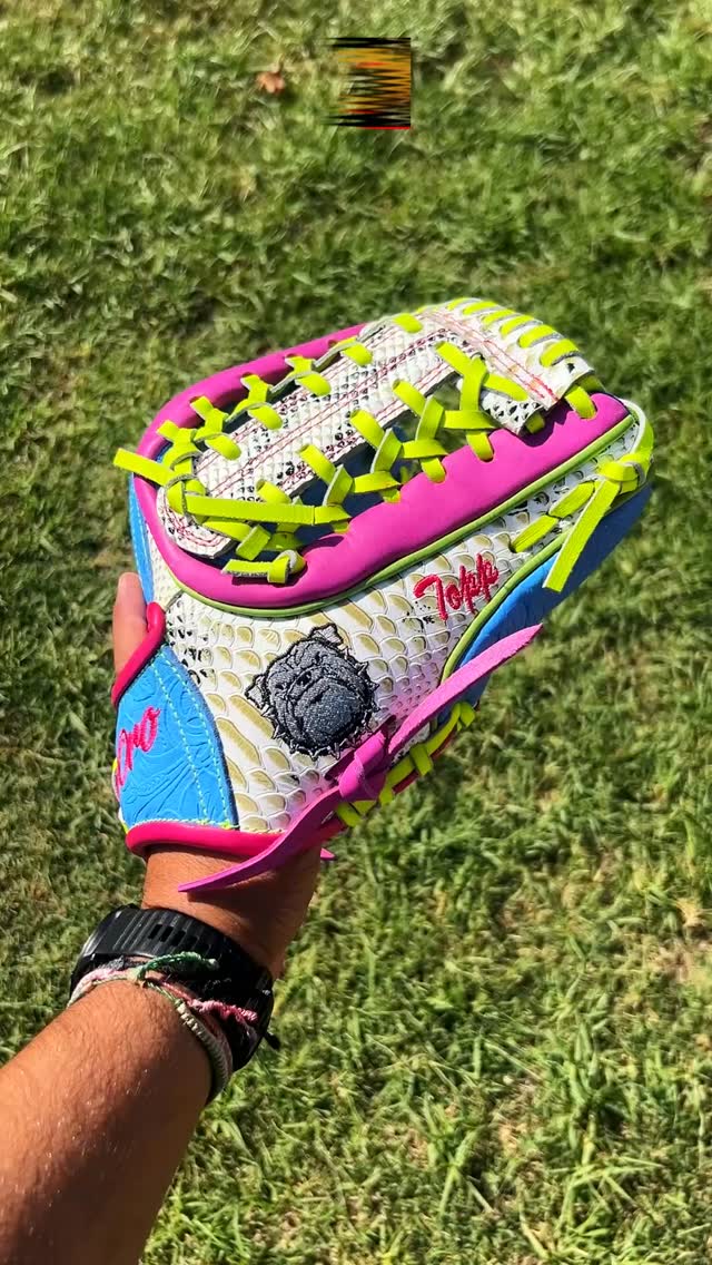 Standard is boring; go custom or go home. 🐍✨#deorosports #customgloves #baseball #softball #fyp