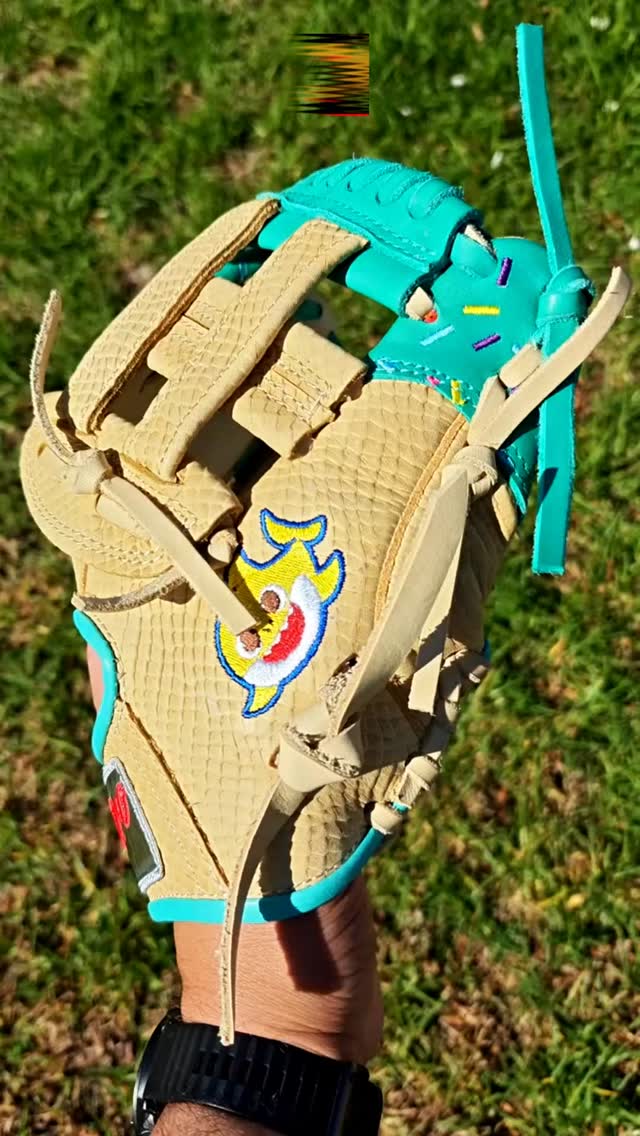 Serving up a tropical scoop on the diamond today! 🍦🏝️#deorosports #customgloves #baseball #softball #fyp