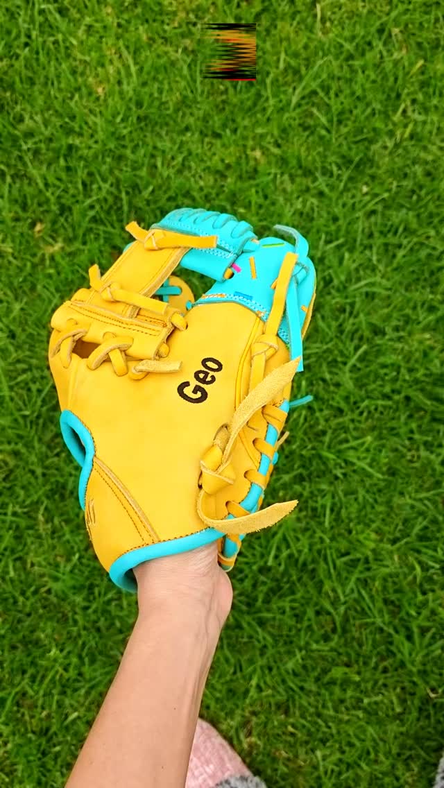 Bright, clean, and ready to make plays. ☀️🩵 This custom DeOro masterpiece pairs a smooth golden-yellow leather shell with a fresh teal wrist opening and matching teal finger hoods. Look closely and you'll catch the custom "Geo" name embroidery and those sweet, subtle sprinkle details on the index finger.The perfect colorway to bring that summer energy to the diamond.Rate this clean look from 1-10! 👇#deorosports #customgloves #baseball #softball #fyp #baseballlife #glovelove #baseballswag #glovecollector