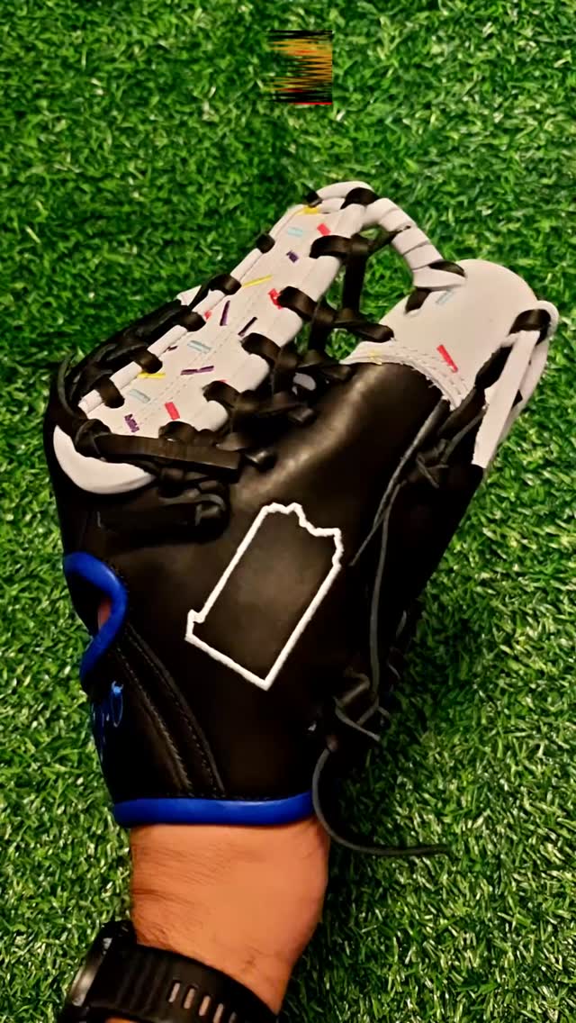 Classic custom black & white Ice Cream glove—timeless look, modern performance.Clean, sharp, and built to handle every play with confidence.DeOro Sports
Custom yours now at deorosports.com#deorosports #customgloves #baseball #softball #fyp