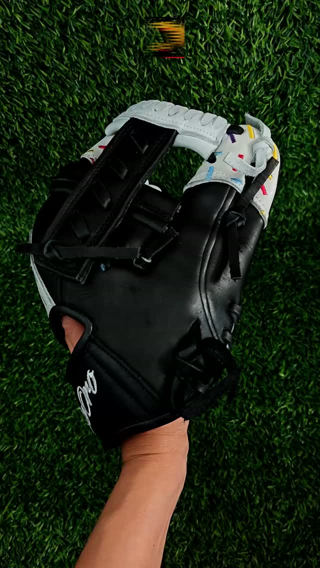 Classic Custom Black with White TipDeOro Sports
Custom yours now at deorosports.com#deorosports #customgloves #baseball #softball #fyp