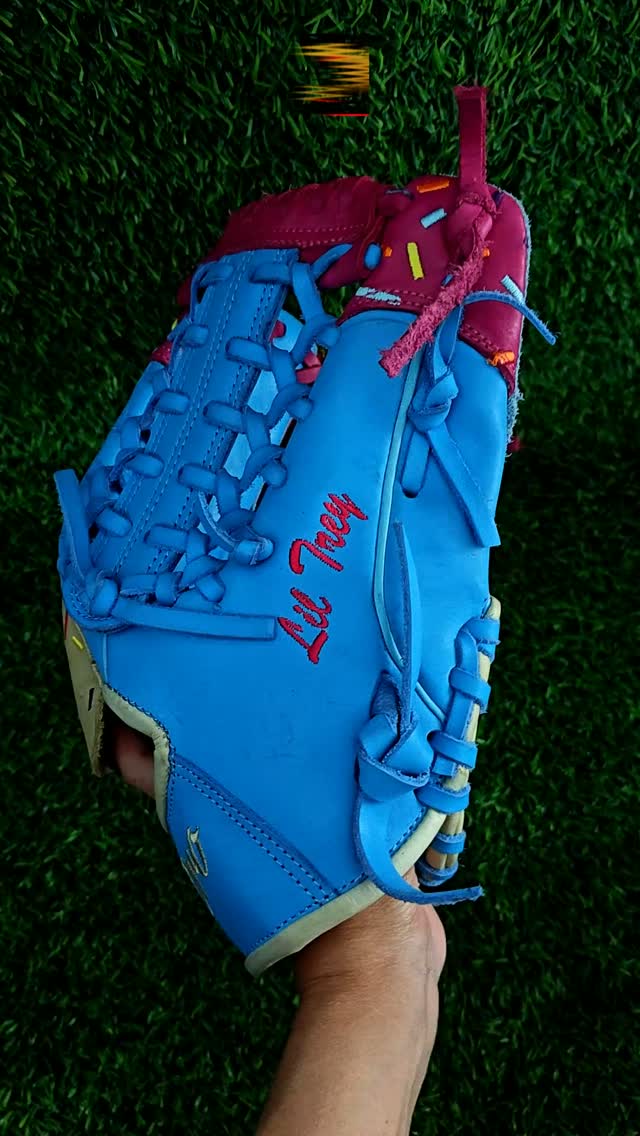 W color combination?DeOro Sports
Custom yours now at deorosports.com#deorosports #customgloves #baseball #softball #fyp