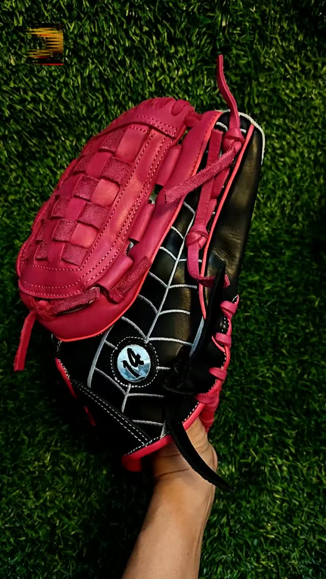 Turn heads the second you run out of the dugout. Stand out on the field with a custom colorway that matches your team style and personal drip. 🎨⚾DeOro Sports
Custom yours now at deorosports.com#deorosports #customgloves #baseball #softball #fastpitch