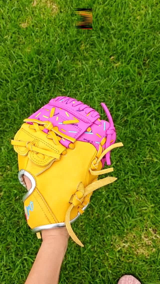 Fresh out of the oven! 🍩🧁 This ice cream - themed custom build is absolute eye candy on the diamond.Featuring a vibrant pink "frosting" web complete with embroidered sprinkles, a golden-brown shell, and clean metallic silver welting. It’s almost too sweet to play with!Rate this flavor from 1-10! 👇#deorosports #customgloves #baseball #softball #fyp #baseballlife #glovelove #donutlove #baseballgear