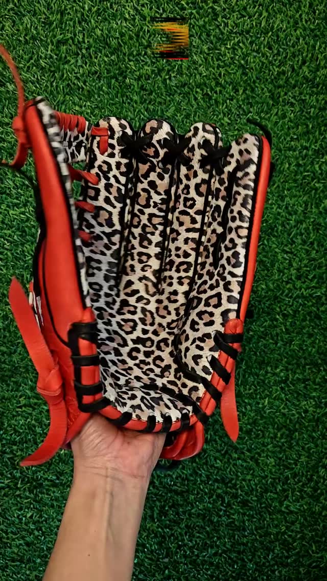 Custom leopard with a touch of floral—wild meets refined.A bold statement piece built for players who want style without sacrificing performance.DeOro Sports
Custom yours now at deorosports.com#deorosports #customgloves #baseball #softball #fyp