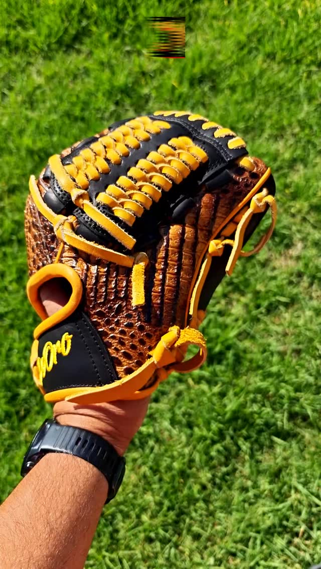 Custom reptile glove—rugged texture, undeniable presence.Built to turn heads and perform when it matters most.DeOro Sports
Custom yours now at deorosports.com#deorosports #customgloves #baseball #softball #fyp