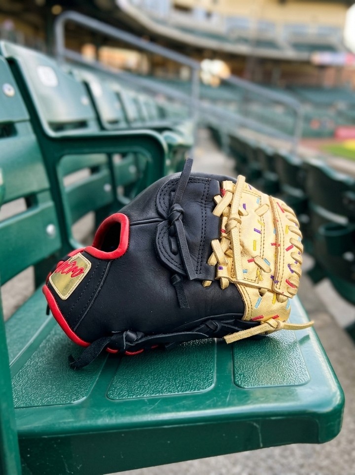 Bringing the heat and the sweets to the ballpark! 🏟️ On a scale of 1-10, how much are you loving this custom sprinkle design? Drop your rating in the comments! 👇DeOro Sports
Custom yours now at deorosports.com#deorosports #customgloves #baseball #softball #fyp