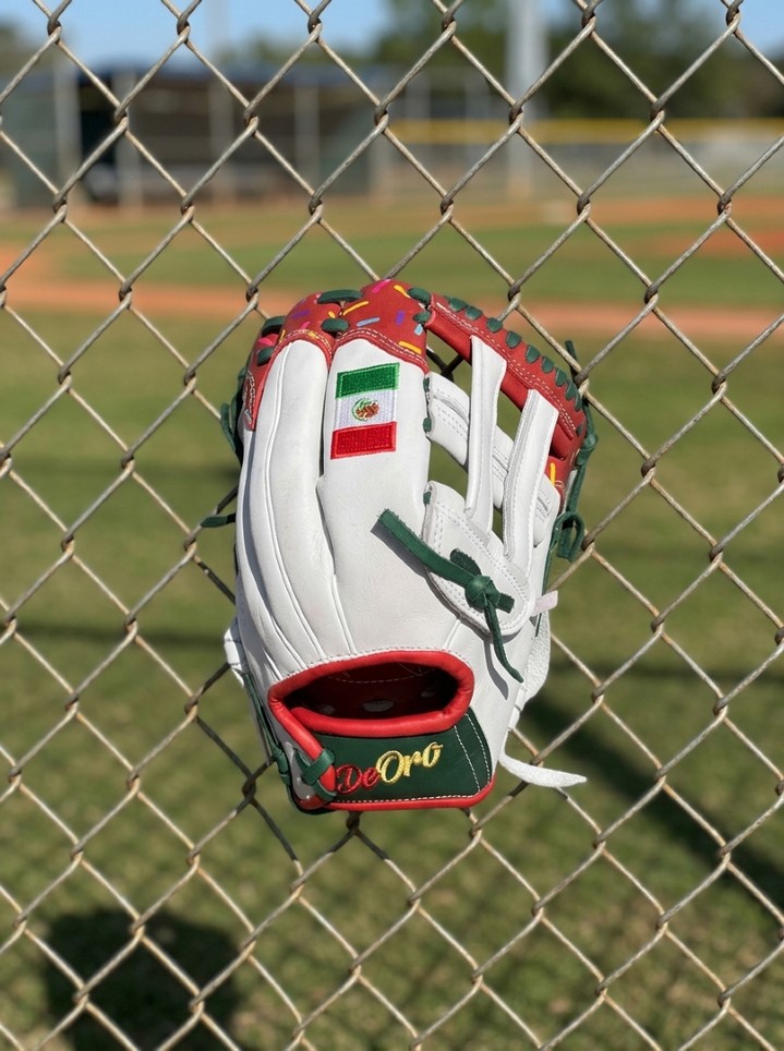 Rep your roots loud and proud. 🇲🇽 Nothing says custom like representing your heritage with some seriously sweet details on your gamer. Hang it on the fence, then go put in the work.DeOro Sports
Custom yours now at deorosports.com#deorosports #customgloves #baseball #softball #fyp